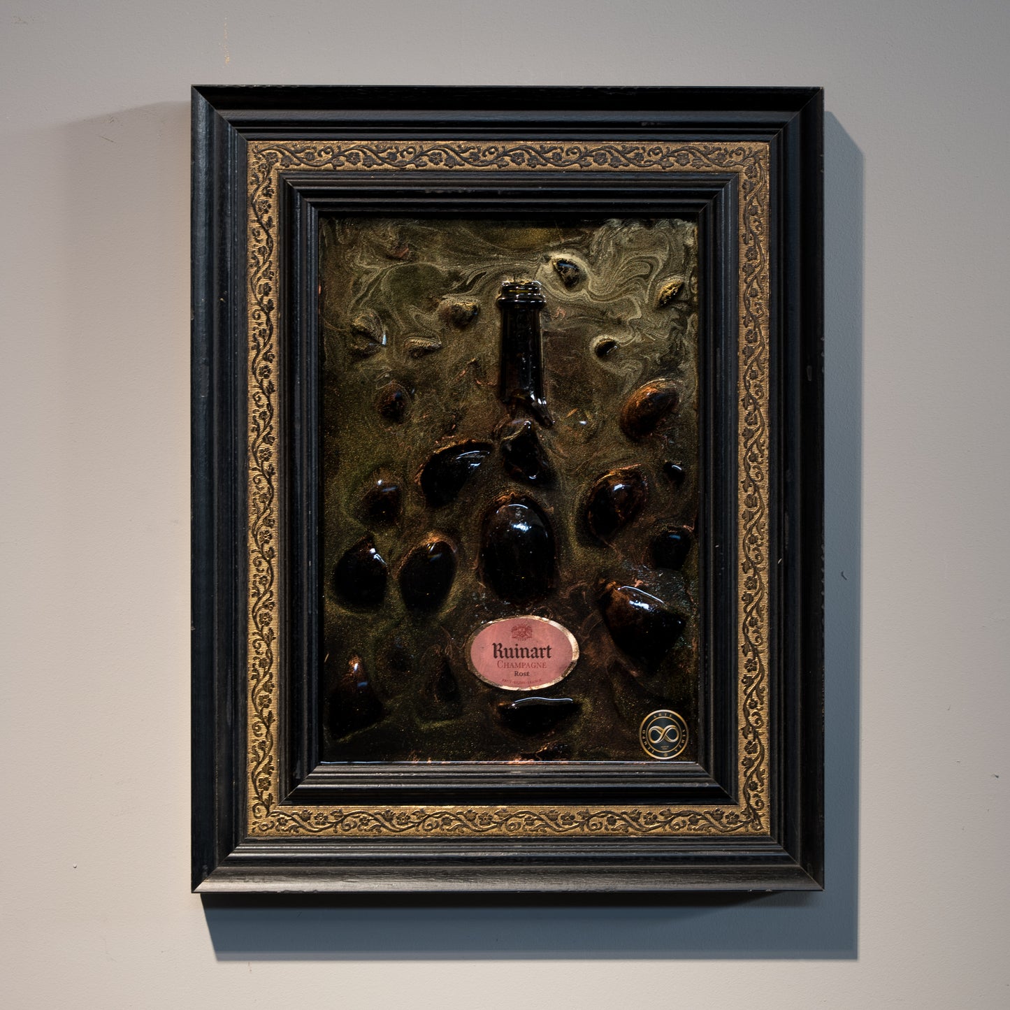 Cornice Classica con frammenti di Magnum di Champagne Ruinart