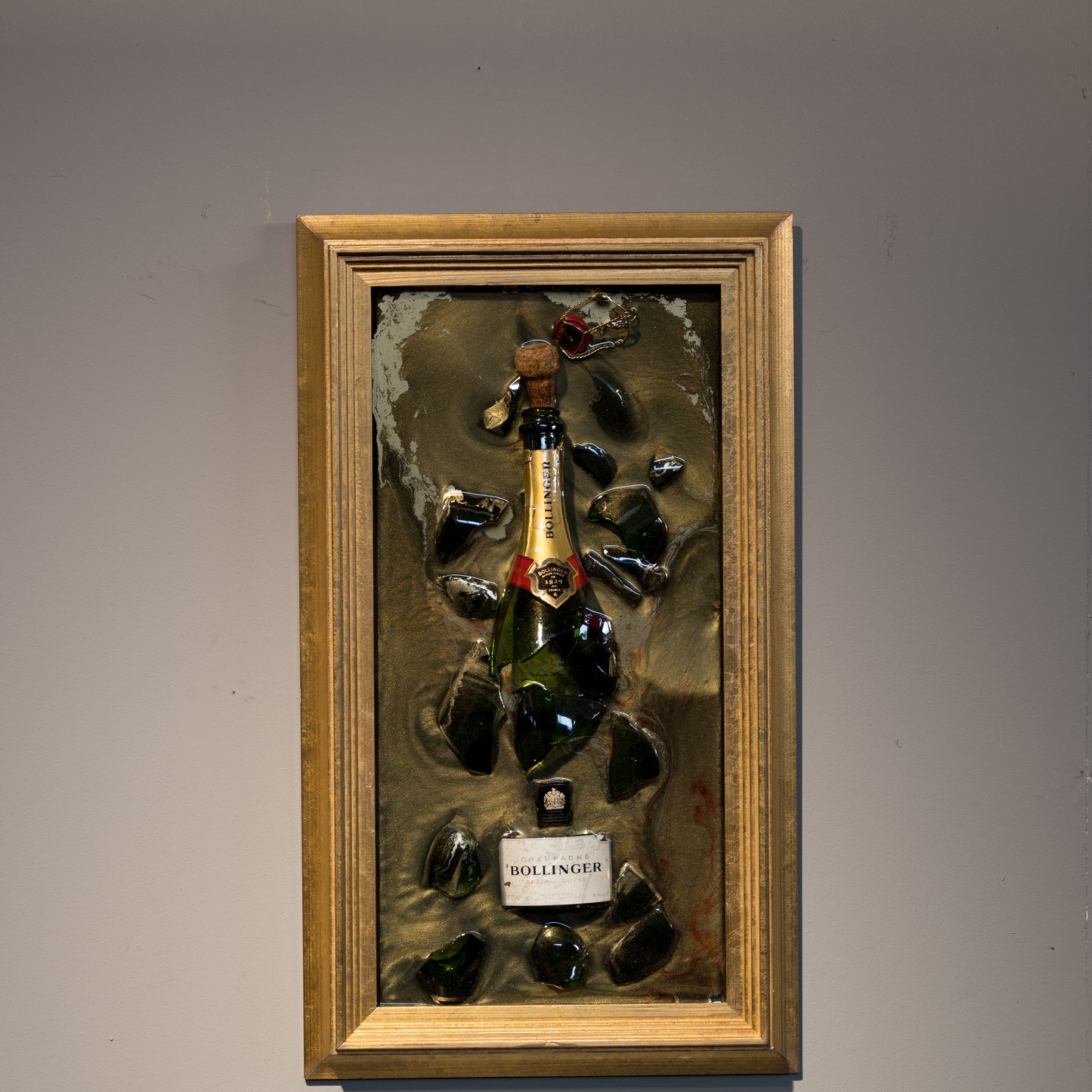 Cornice Classica Dorata a Guazzo con Resina e Frammenti di Champagne Bollinger