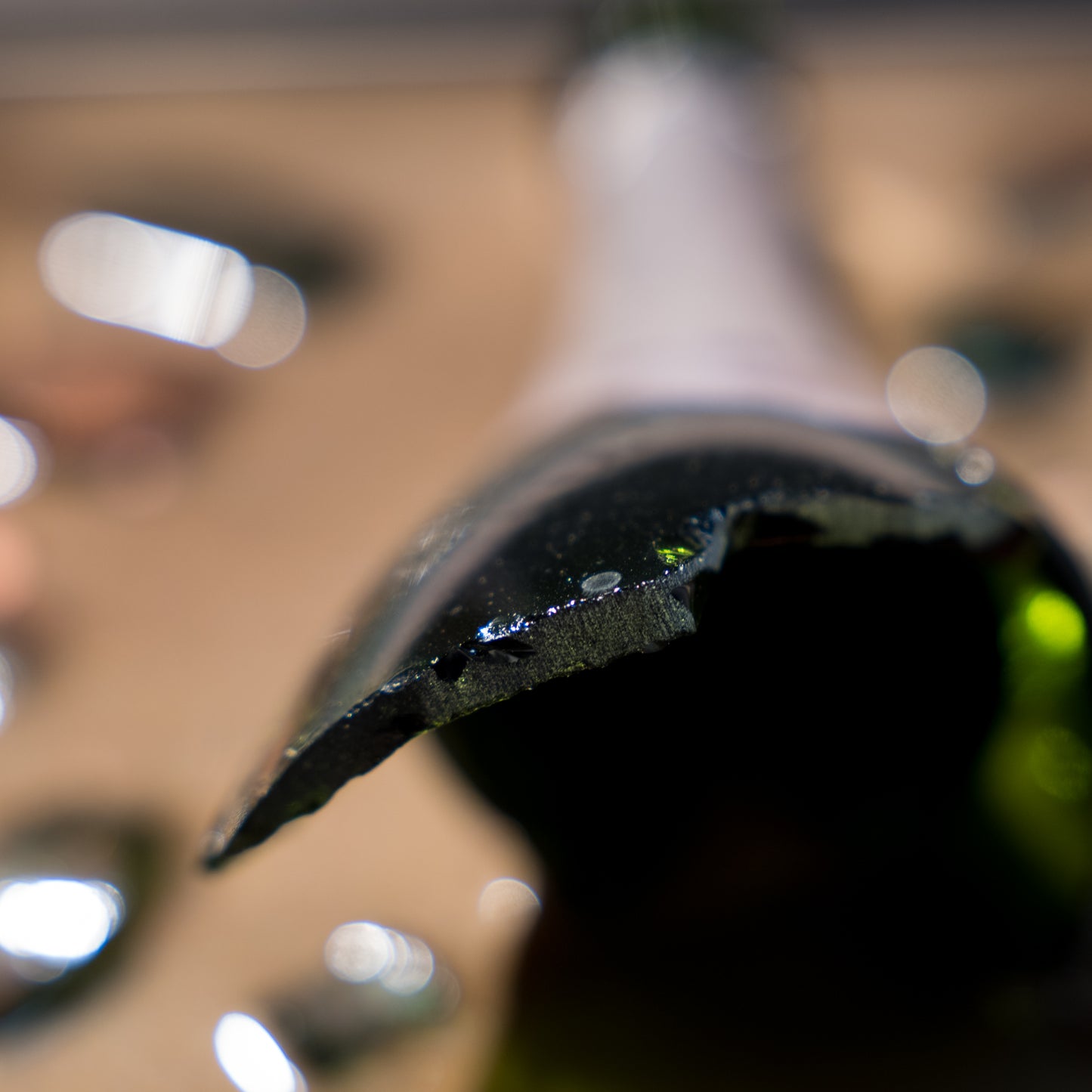Cornice moderna Terra di Siena con Frammenti di Champagne Krug