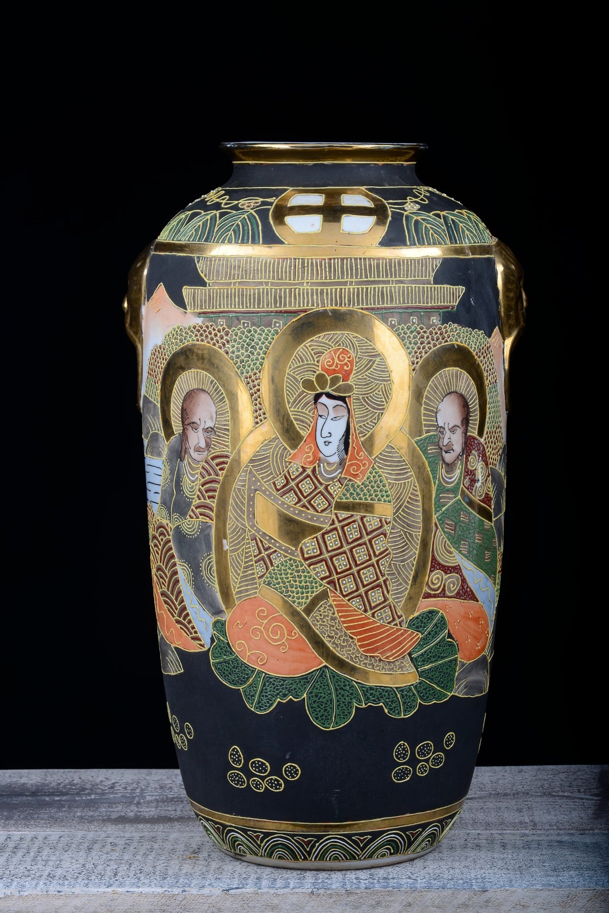 Grande vaso giapponese dipinto a mano con divinità su fondo nero