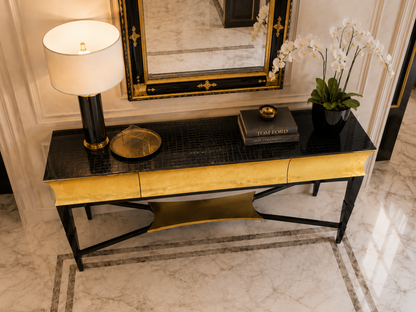 Credenza d'ingresso in foglia oro con top in pelle stampata effetto cocco