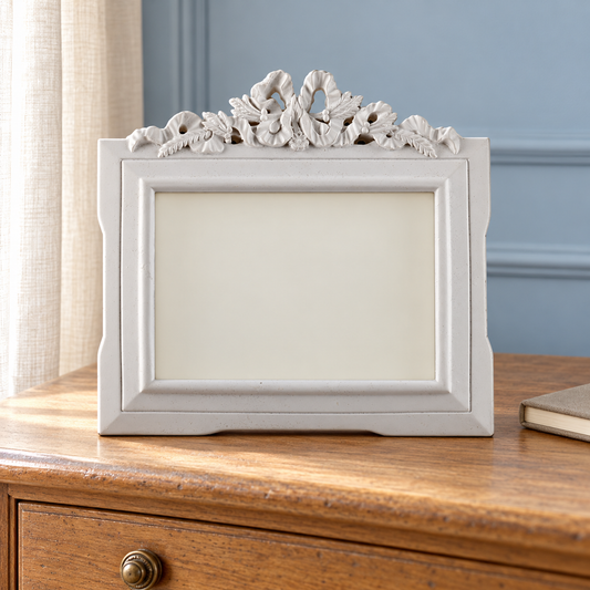Portafoto bianco orizzontale GE61335H903F su comò in rovere.