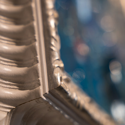 Cornice Esclusiva con Frammenti di Grey Goose e Logo Rolex
