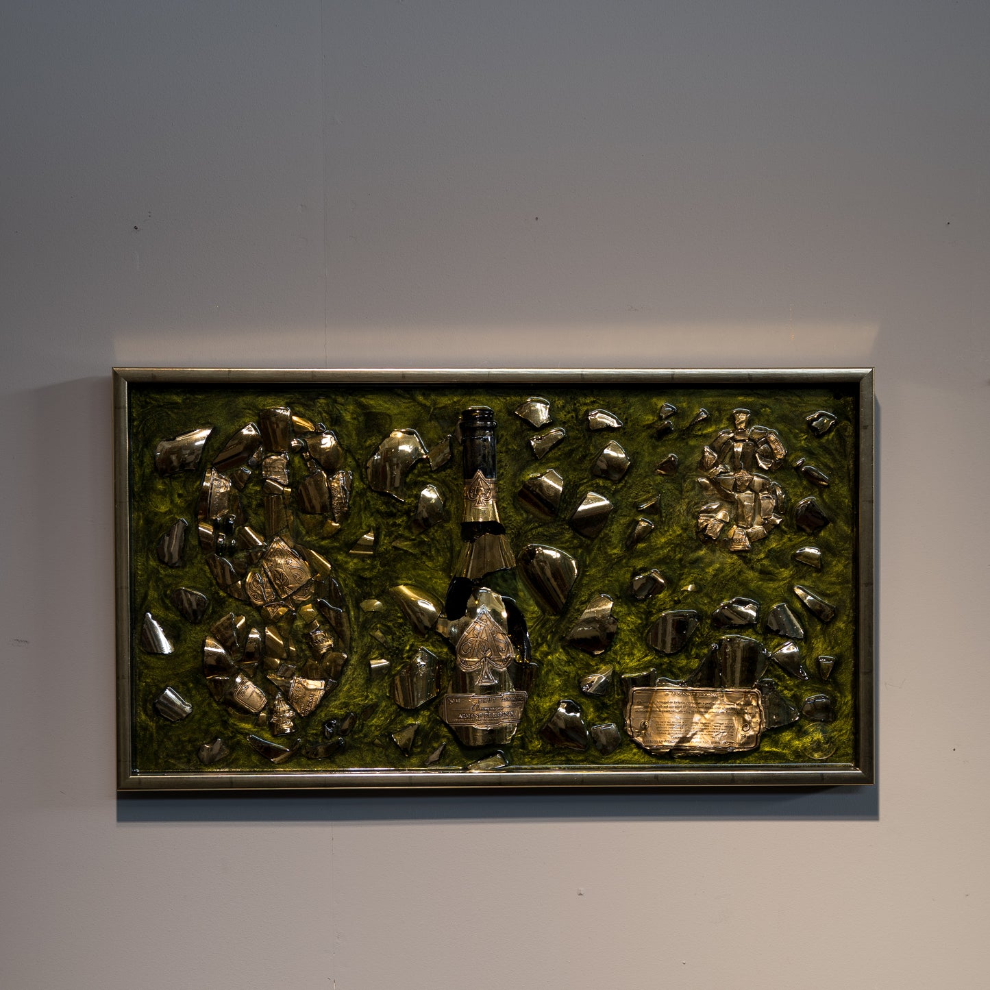 Cornice Moderna in Foglia Oro Dollari Pop Art Mosaic con champagne Armand de Brignac