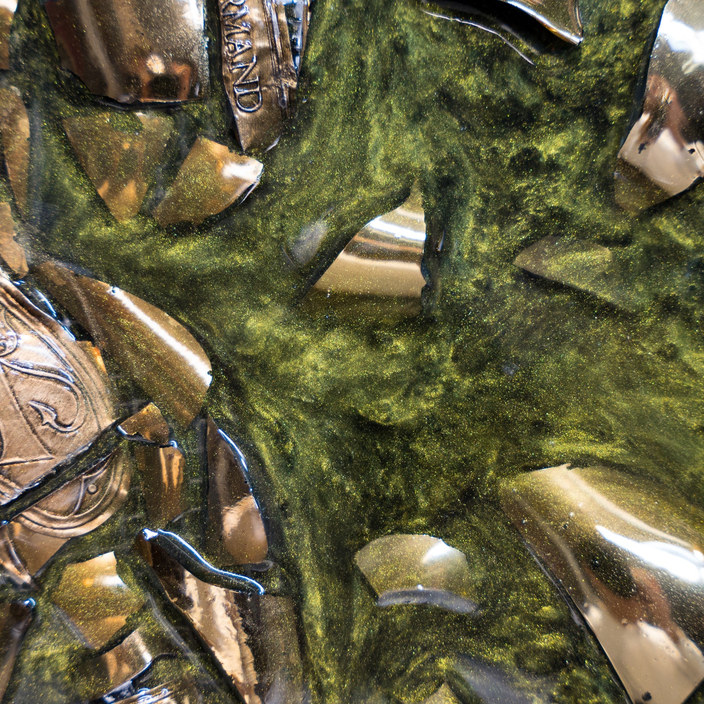 Cornice Moderna in Foglia Oro Dollari Pop Art Mosaic con champagne Armand de Brignac