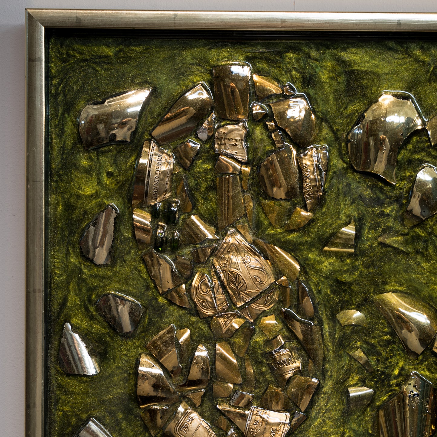 Cornice Moderna in Foglia Oro Dollari Pop Art Mosaic con champagne Armand de Brignac