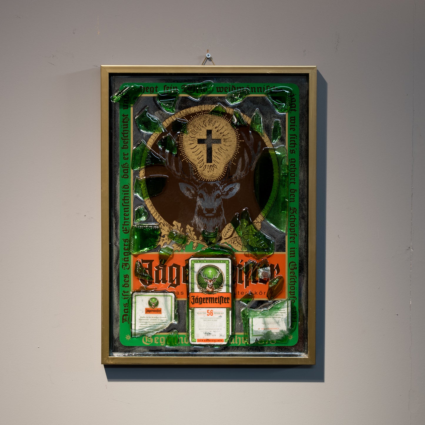 Cornice Moderna con Vecchio Specchio Pubblicitario e Frammenti di Amaro Jägermeister cm 45x60