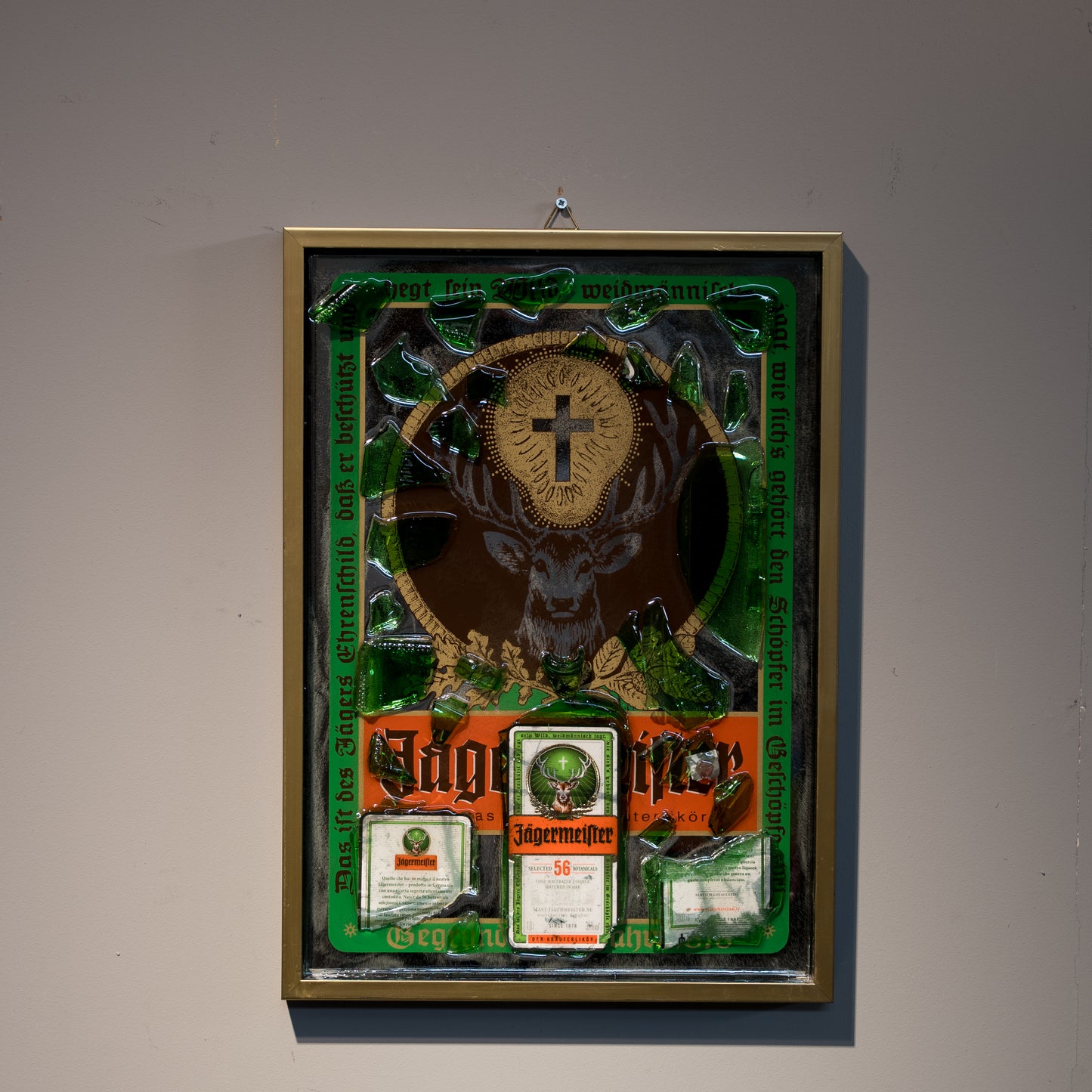 Cornice Moderna con Vecchio Specchio Pubblicitario e Frammenti di Amaro Jägermeister cm 45x60