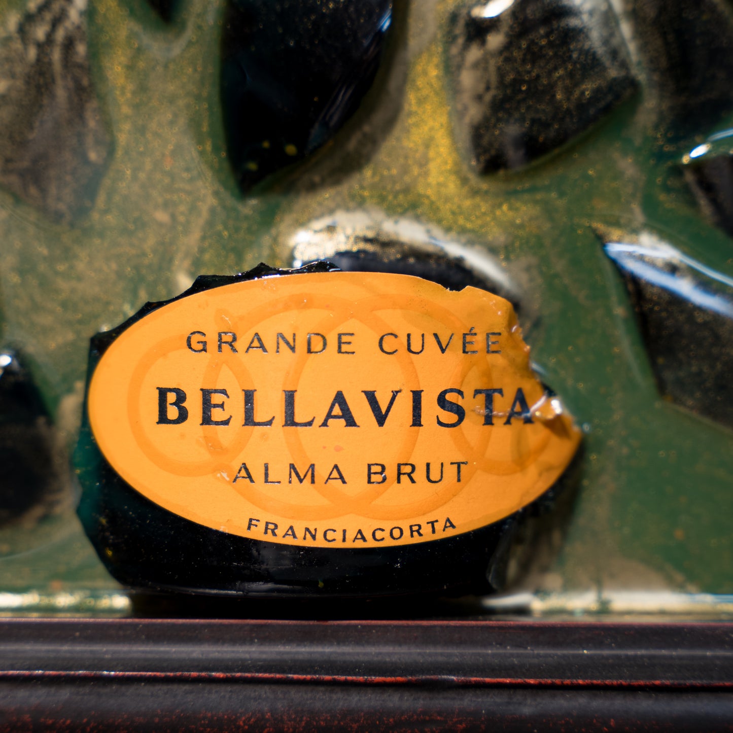 Cornice Elegante  con Frammenti di Franciacorta Bellavista