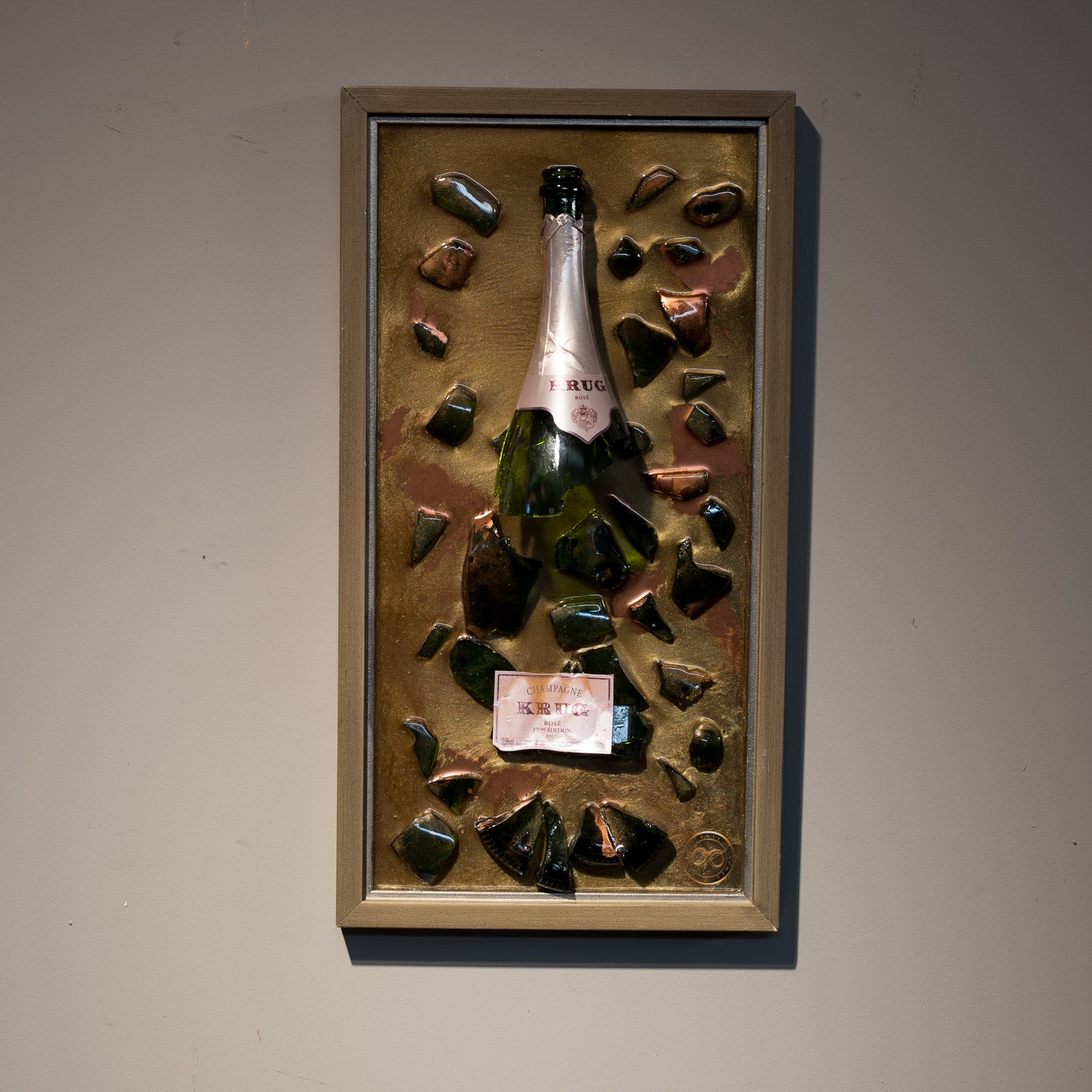 Cornice moderna Terra di Siena con Frammenti di Champagne Krug