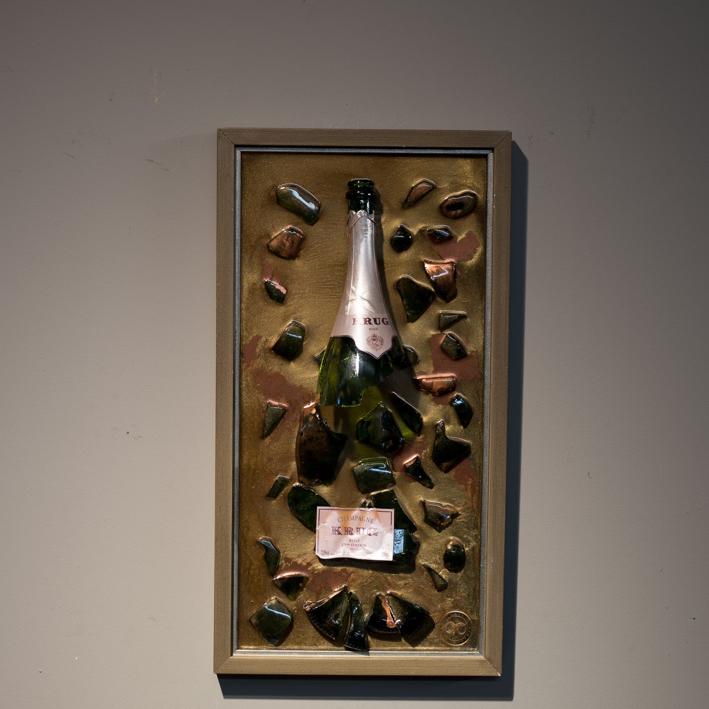 Cornice moderna Terra di Siena con Frammenti di Champagne Krug