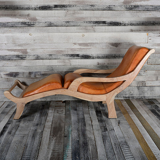 CHAISE LONG IN LEGNO DI  TEAK SBIANCATO E CUOIO ARANCIO