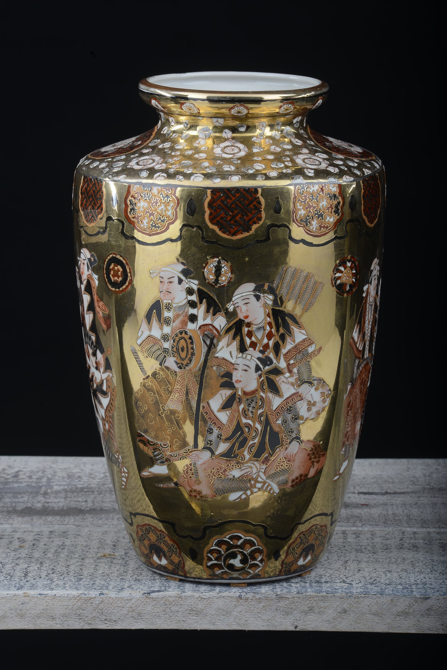 VASO IN  PORCELLANA DECORATA A MANO