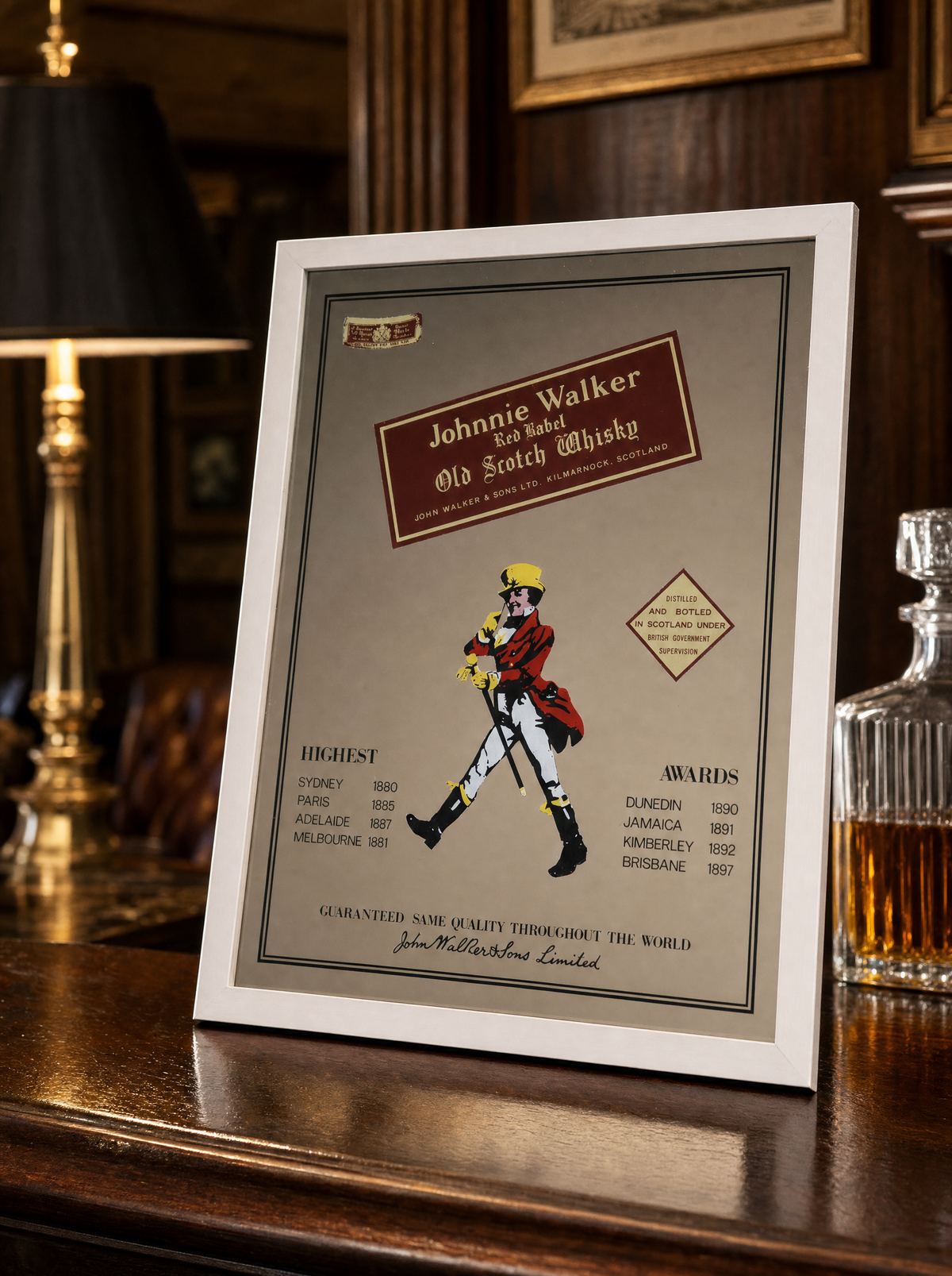 Dettaglio specchio vintage Johnnie Walker Red Label