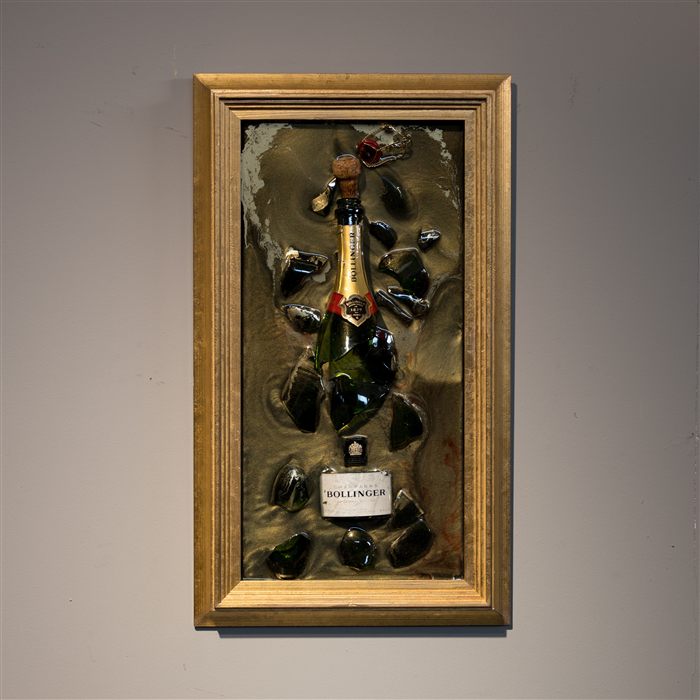 Cornice dorata a guazzo con frammenti di Champagne Bollinger