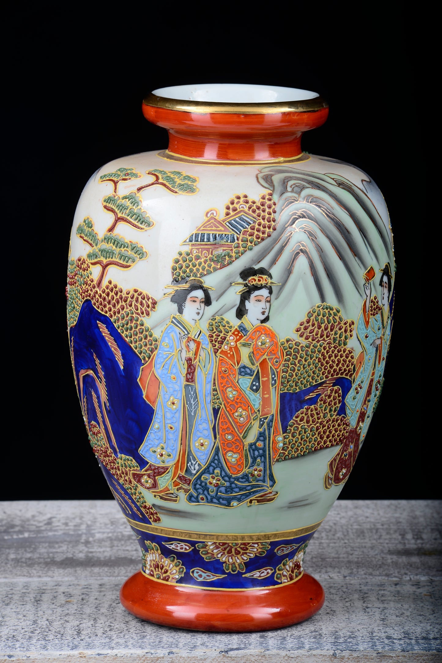 VASO IN  PORCELLANA DECORATA A MANO