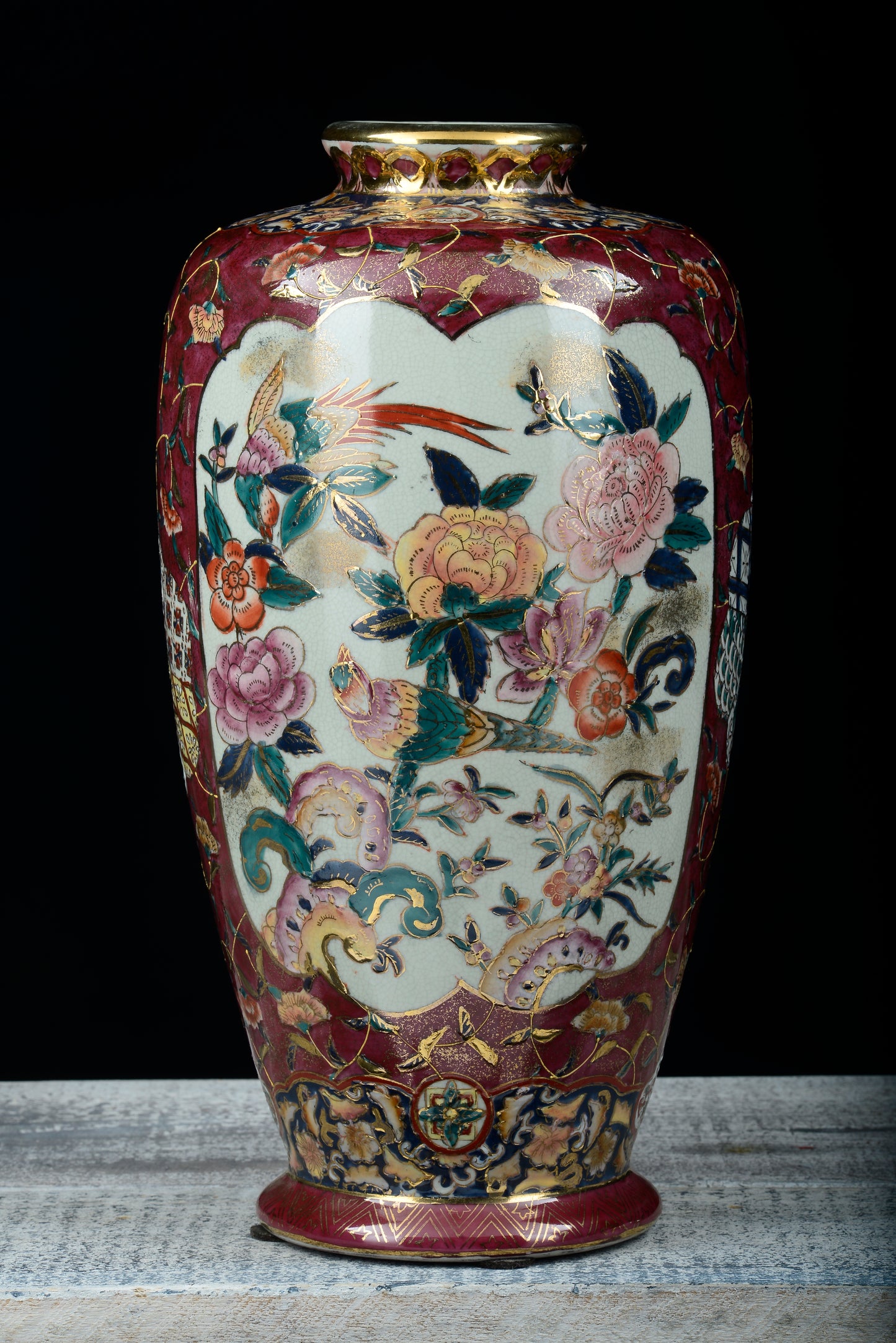 VASO IN  PORCELLANA DECORATA A MANO