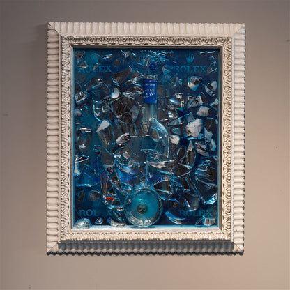 Cornice bianca con frammenti di Grey Goose su resina blu
