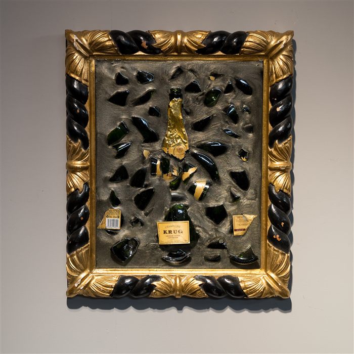 Cornice barocca oro e nero con frammenti di Champagne Krug