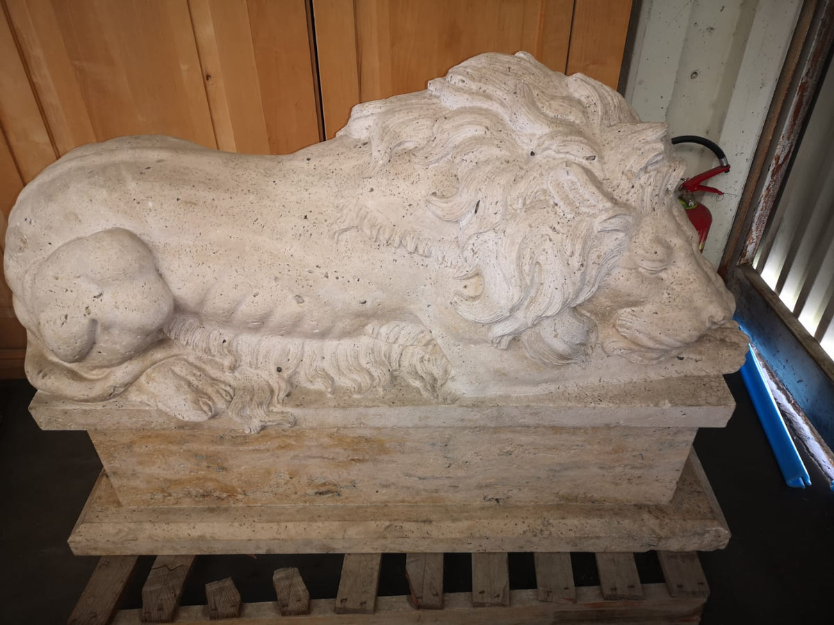 Fotografia originale del leone in travertino di profilo con base
