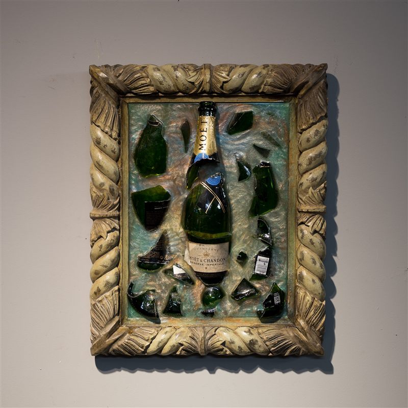 Cornice intagliata con frammenti di Champagne Moët & Chandon