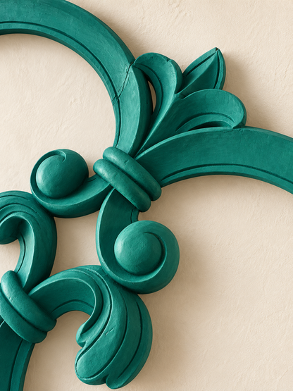 Dettaglio fotografico rielaborato dell'intaglio a mano — simulazione finitura Verde malachite — specchiera Ø 235 cm, massello profondità 6 cm