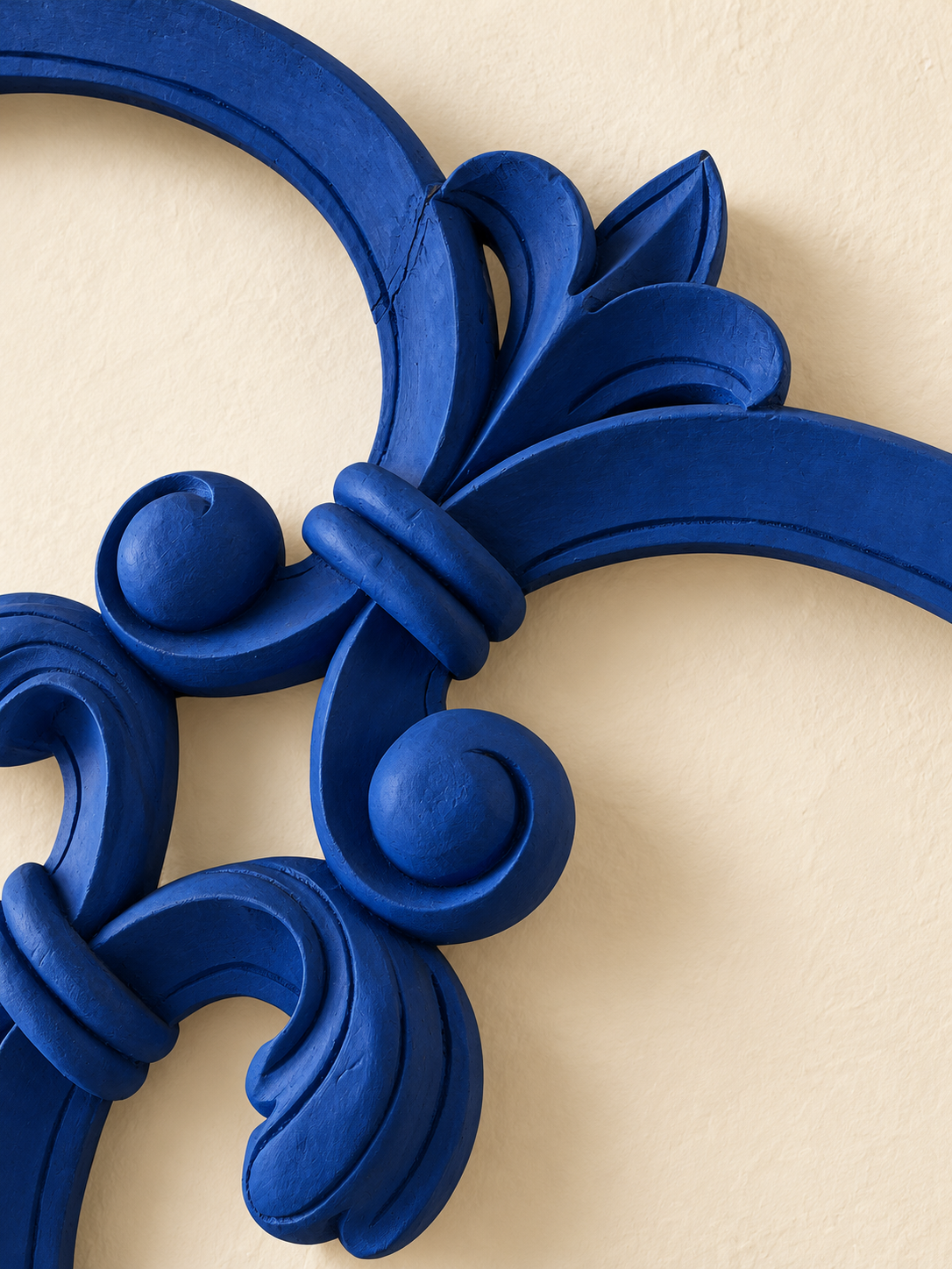 Dettaglio fotografico rielaborato dell'intaglio a mano — simulazione finitura Blu Napoleone — specchiera Ø 235 cm, massello profondità 6 cm